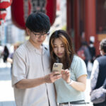 młodzi ludzie wykorzystują WeChat, żeby zamówić jedzenie